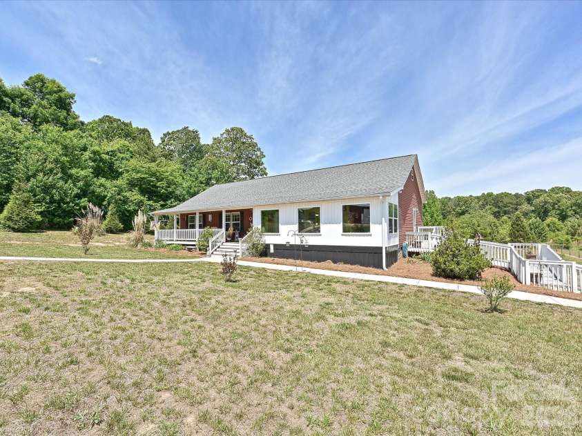 3556 Walling Drive, Newton, NC 28658.  MLS# CAR4376025, YatesRealty ID 21781. 