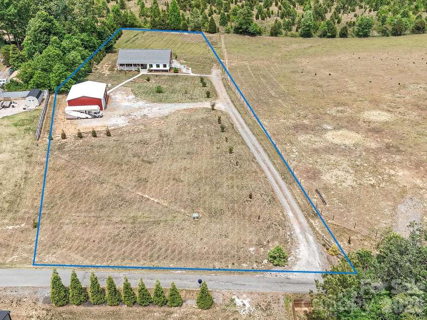 3556 Walling Drive, Newton, NC 28658.  MLS# CAR4376025, YatesRealty ID 21781. Approximate Lot Lines