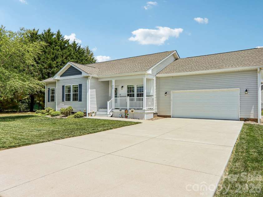 464 Riverwind Drive, Hendersonville, NC 28739.  MLS# CAR4380506, YatesRealty ID 21785. 