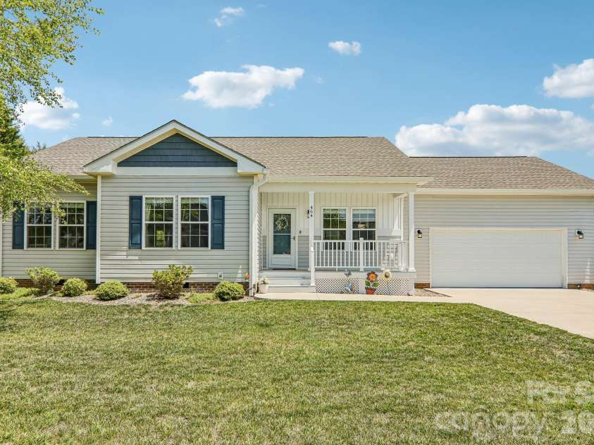464 Riverwind Drive, Hendersonville, NC 28739.  MLS# CAR4380506, YatesRealty ID 21785. 