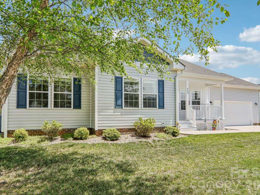 464 Riverwind Drive, Hendersonville, NC 28739.  MLS# CAR4380506, YatesRealty ID 21785. 