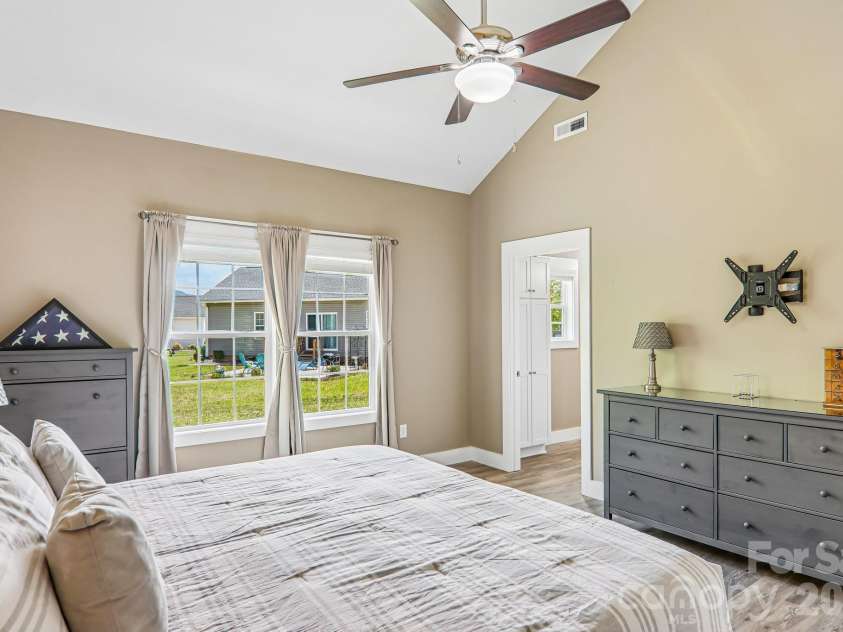 464 Riverwind Drive, Hendersonville, NC 28739.  MLS# CAR4380506, YatesRealty ID 21785. 