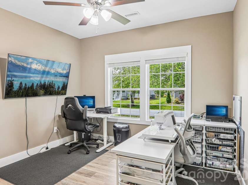 464 Riverwind Drive, Hendersonville, NC 28739.  MLS# CAR4380506, YatesRealty ID 21785. 