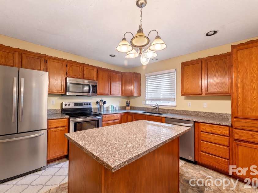 501 Old Farm Road, Statesville, NC 28625.  MLS# CAR4378540, YatesRealty ID 21786. Kitchen