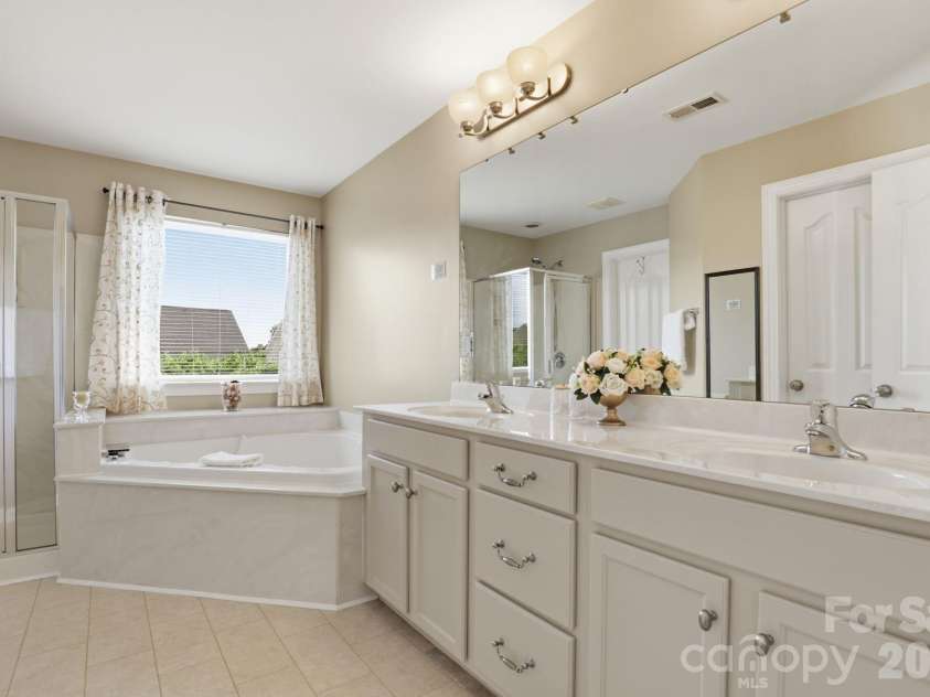 10122 Whiteburn Court, Charlotte, NC 28278.  MLS# CAR4370542, YatesRealty ID 21787. 