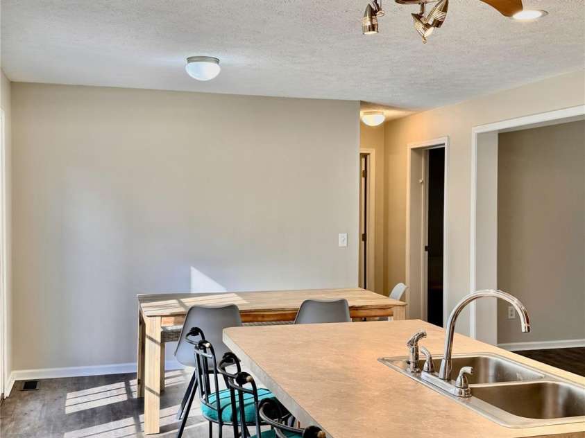 231 Newberry Drive, Fletcher, NC 28732.  MLS# CAR4221734, YatesRealty ID 21787. Island Seating