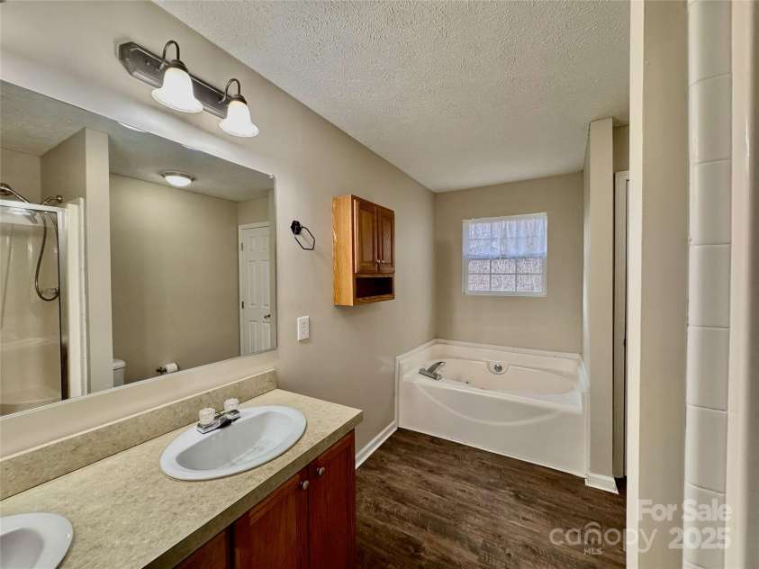 231 Newberry Drive, Fletcher, NC 28732.  MLS# CAR4221734, YatesRealty ID 21787. Primary En Suite