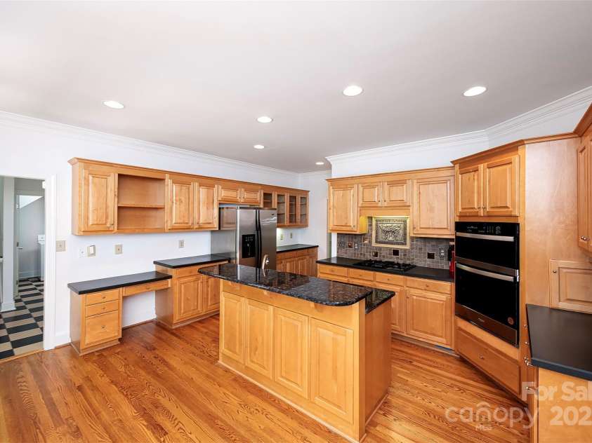10408 Hadleigh Place, Charlotte, NC 28210.  MLS# CAR4270880, YatesRealty ID 21794. Kitchen island features Granite.  Other counters are solid surface.