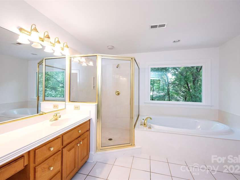 10408 Hadleigh Place, Charlotte, NC 28210.  MLS# CAR4270880, YatesRealty ID 21794. Large primary ensuite bath with soaking tub and walk in closet