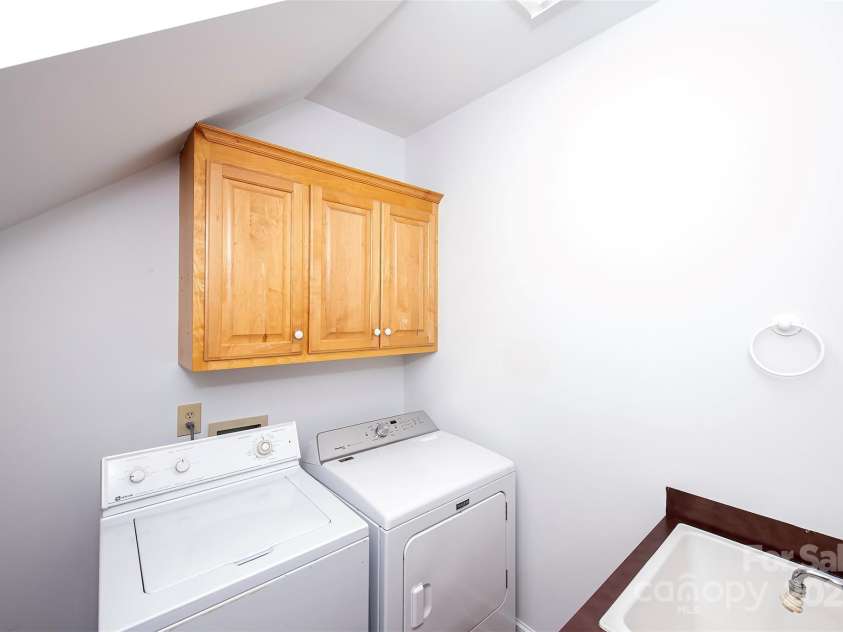 10408 Hadleigh Place, Charlotte, NC 28210.  MLS# CAR4270880, YatesRealty ID 21794. Laundry room with sink off of mud room