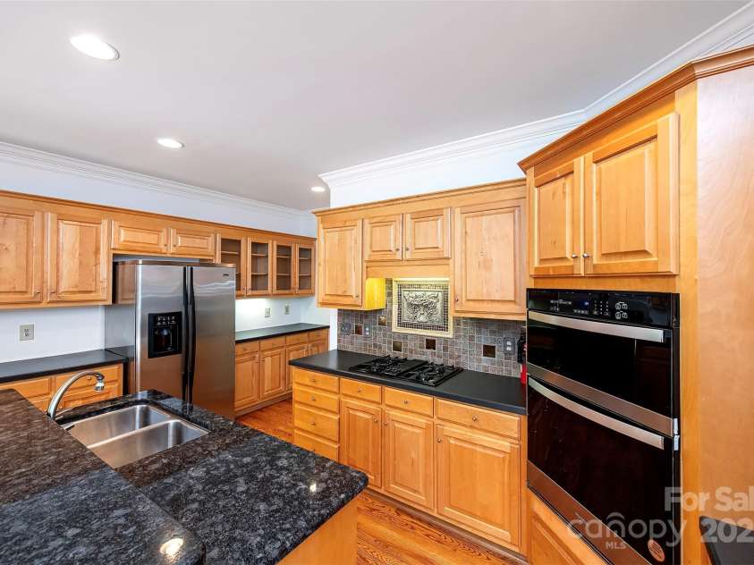 10408 Hadleigh Place, Charlotte, NC 28210.  MLS# CAR4270880, YatesRealty ID 21794. New oven and microwave combo.  Gas cooktop
