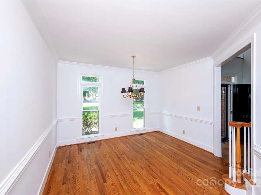 10408 Hadleigh Place, Charlotte, NC 28210.  MLS# CAR4270880, YatesRealty ID 21794. Nice sized dining room