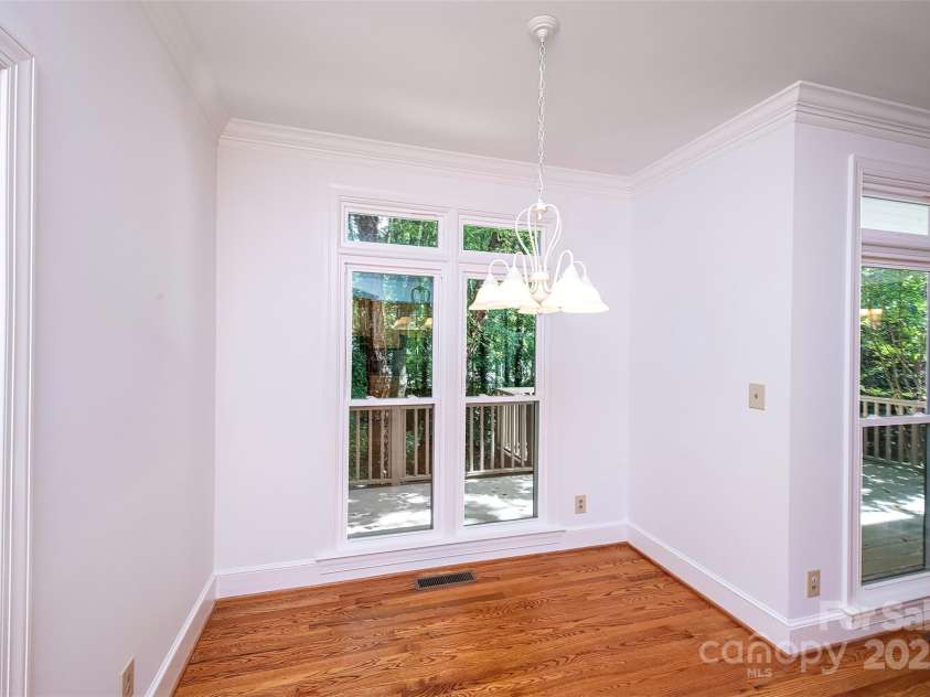 10408 Hadleigh Place, Charlotte, NC 28210.  MLS# CAR4270880, YatesRealty ID 21794. Sunny breakfast area