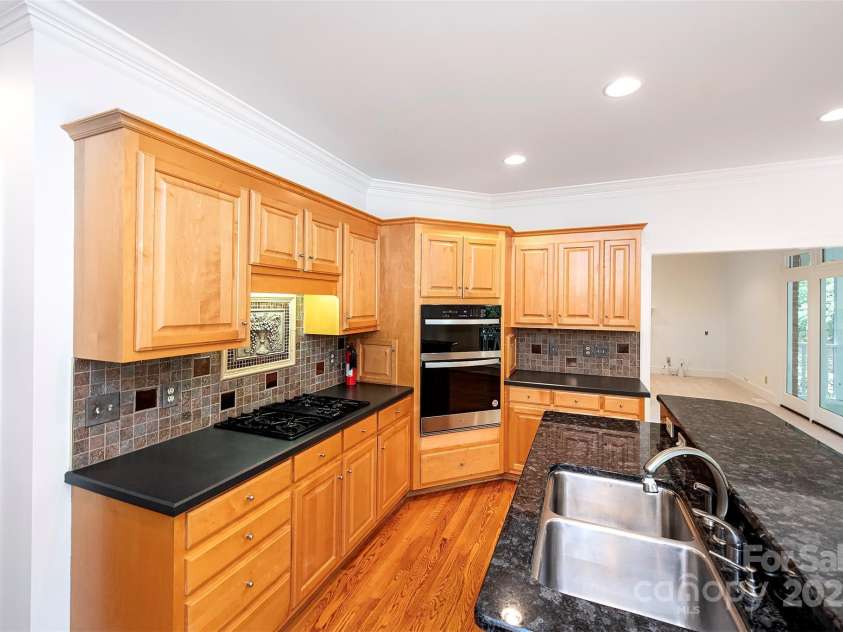 10408 Hadleigh Place, Charlotte, NC 28210.  MLS# CAR4270880, YatesRealty ID 21794. Tile backsplash, tons of cabinets and pantry