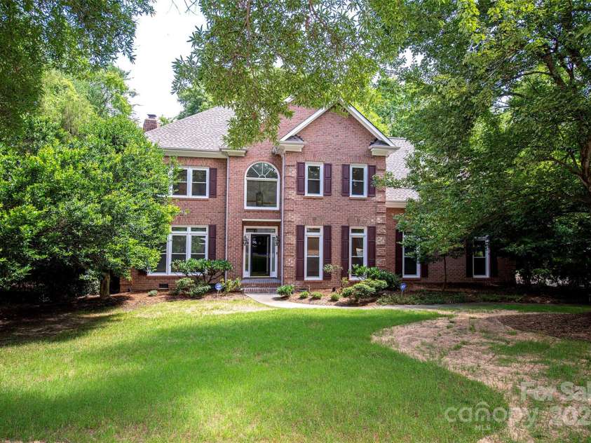 10408 Hadleigh Place, Charlotte, NC 28210.  MLS# CAR4270880, YatesRealty ID 21794. Wonderful curb appeal situated on a cul de sac