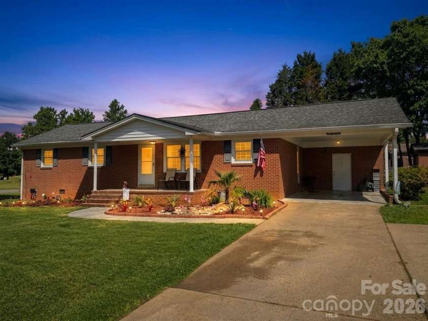 608 Cedar Drive, Dallas, NC 28034.  MLS# CAR4374454, YatesRealty ID 21794. 