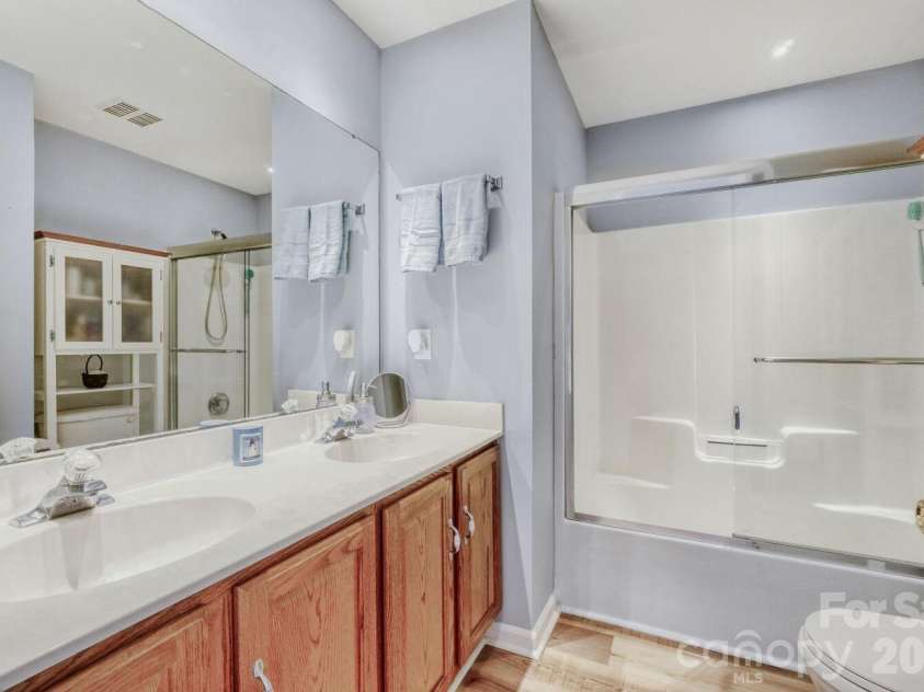 11718 Planters Estates Drive, Charlotte, NC 28278.  MLS# CAR4381888, YatesRealty ID 21796. 2nd floor full bath