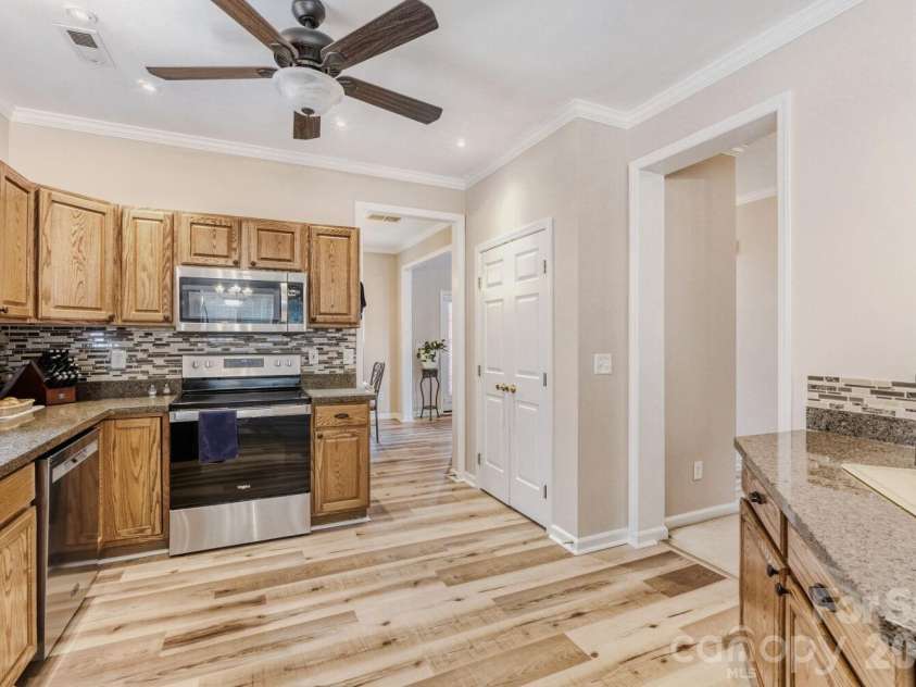 11718 Planters Estates Drive, Charlotte, NC 28278.  MLS# CAR4381888, YatesRealty ID 21796. 