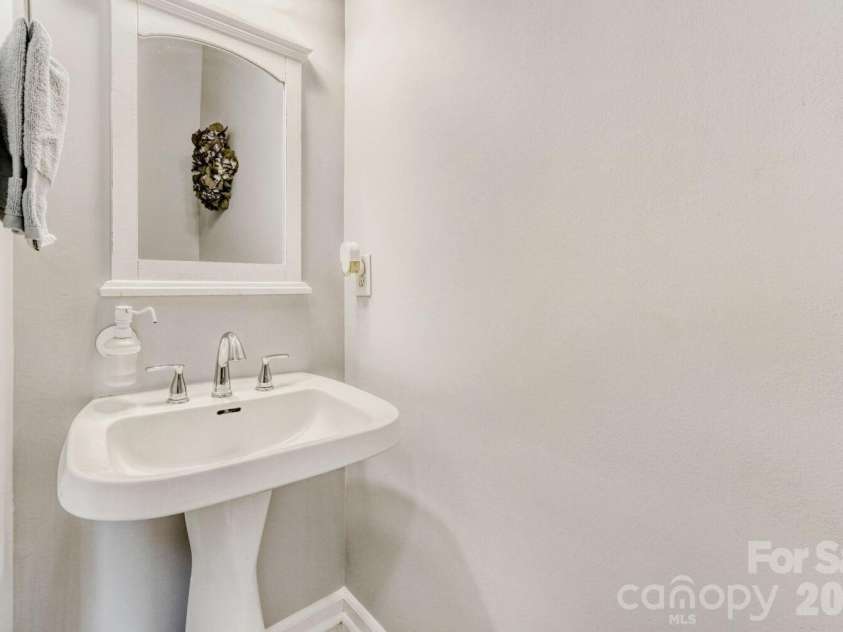 11718 Planters Estates Drive, Charlotte, NC 28278.  MLS# CAR4381888, YatesRealty ID 21796. Half bath on main floor