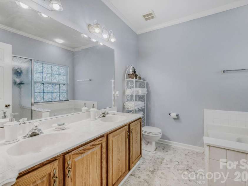 11718 Planters Estates Drive, Charlotte, NC 28278.  MLS# CAR4381888, YatesRealty ID 21796. Primary bath on main floor