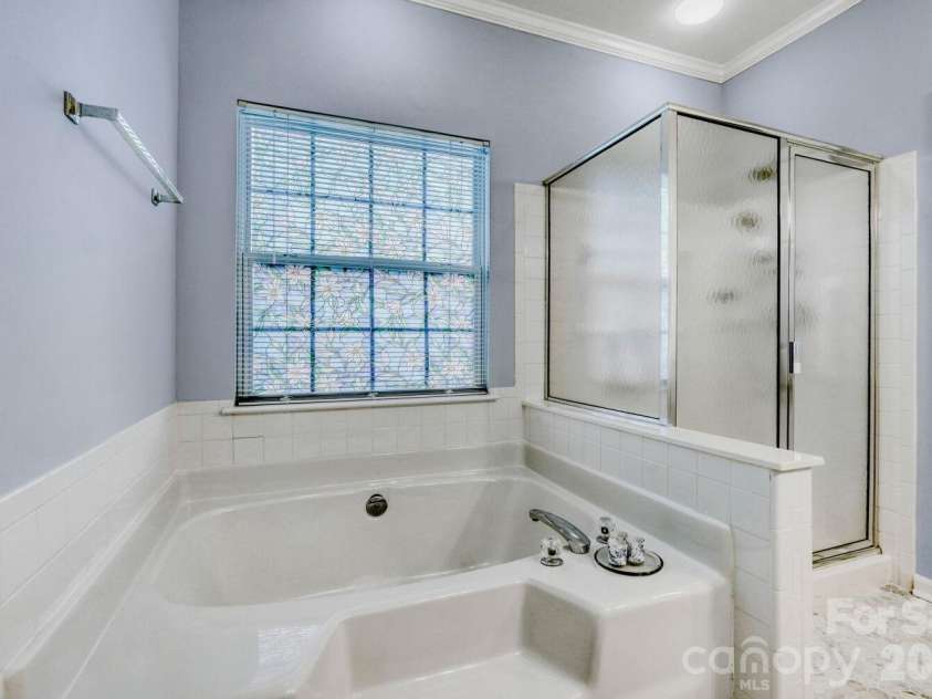 11718 Planters Estates Drive, Charlotte, NC 28278.  MLS# CAR4381888, YatesRealty ID 21796. Primary bath on main floor