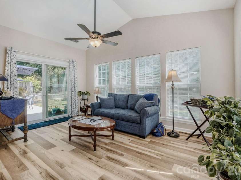 11718 Planters Estates Drive, Charlotte, NC 28278.  MLS# CAR4381888, YatesRealty ID 21796. Sunroom