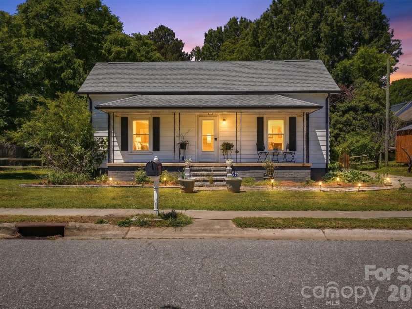 30 Selma Drive, Mooresville, NC 28115.  MLS# CAR4374184, YatesRealty ID 21797. 