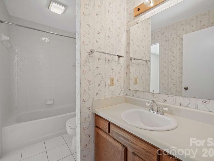 8015 Cedar Glen Drive, Charlotte, NC 28212.  MLS# CAR4308486, YatesRealty ID 2180. 