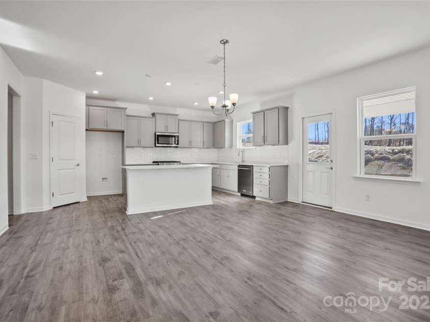 14113 New Crest Lane, Huntersville, NC 28078.  MLS# CAR4268587, YatesRealty ID 21802. Beautiful Kitchen with Gas Appliances