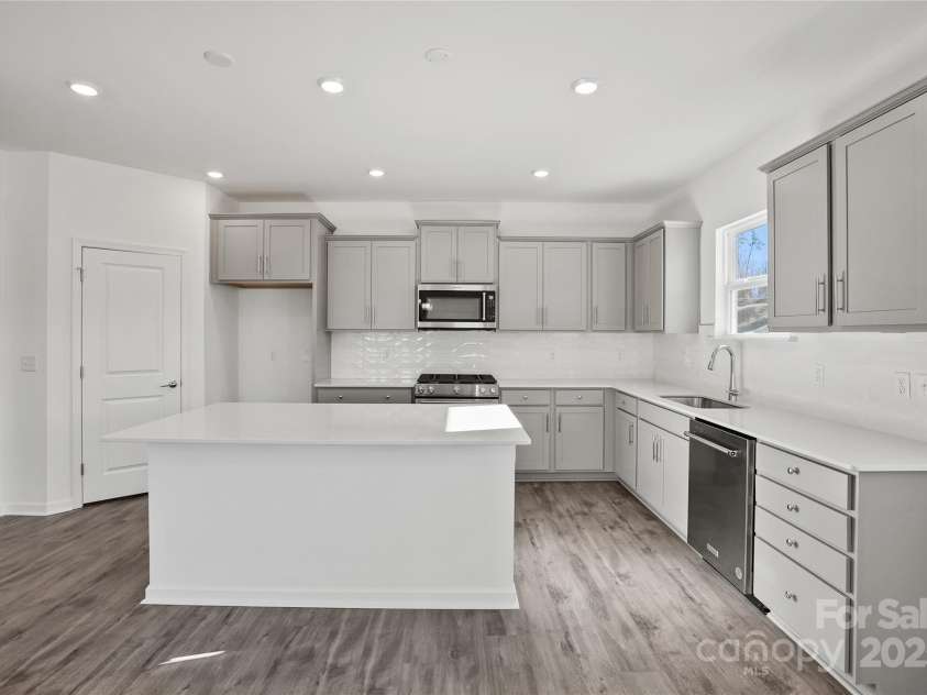 14113 New Crest Lane, Huntersville, NC 28078.  MLS# CAR4268587, YatesRealty ID 21802. Beautiful Kitchen with Gas Appliances