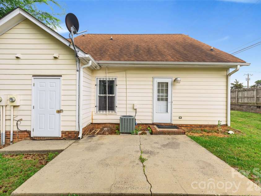 701 Jerilyn Drive, Charlotte, NC 28212.  MLS# CAR4378579, YatesRealty ID 21804. 