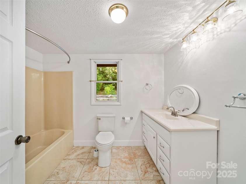 125 Heartland Lane, Burnsville, NC 28714.  MLS# CAR4273356, YatesRealty ID 21808. Hall Bath
