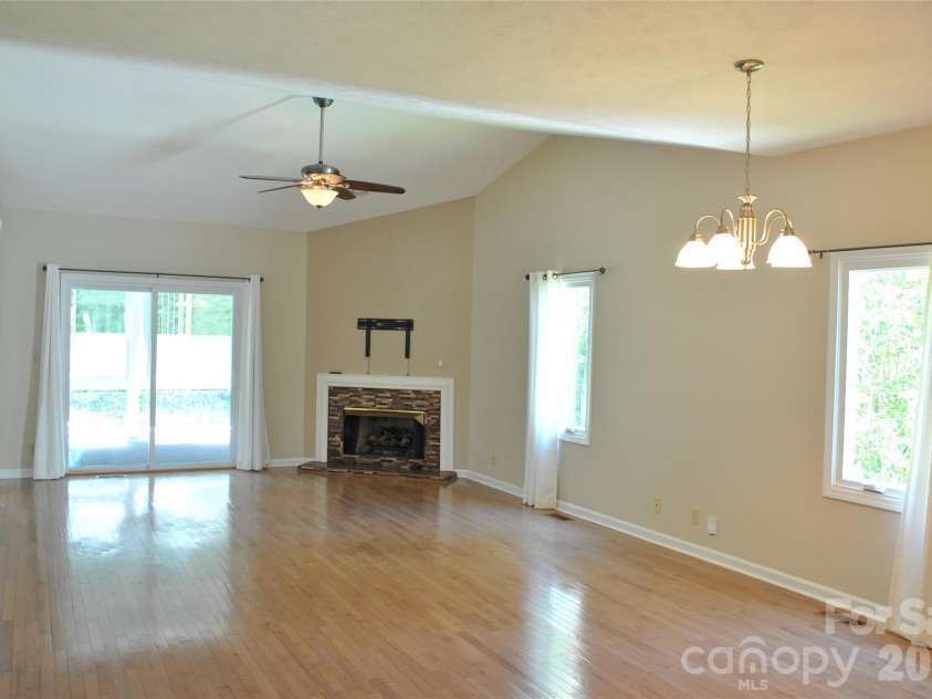 20 Country Meadows Lane, Hendersonville, NC 28792.  MLS# CAR4338193, YatesRealty ID 21809. Great room
