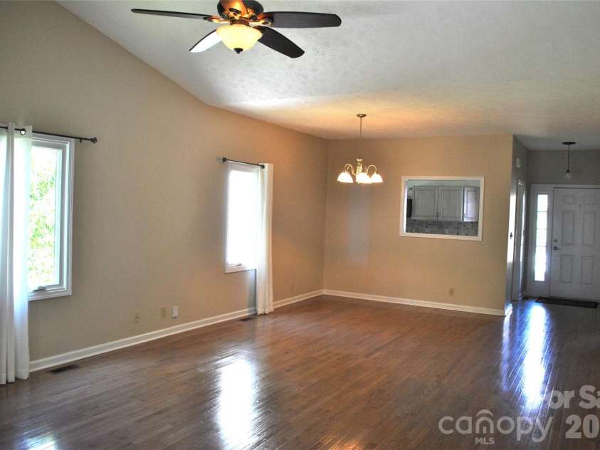 20 Country Meadows Lane, Hendersonville, NC 28792.  MLS# CAR4338193, YatesRealty ID 21809. Great room