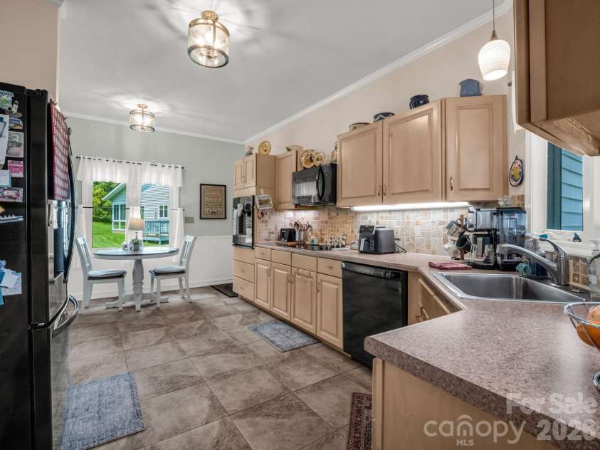 20 Country Meadows Lane, Hendersonville, NC 28792.  MLS# CAR4338193, YatesRealty ID 21809. Open kitchen
