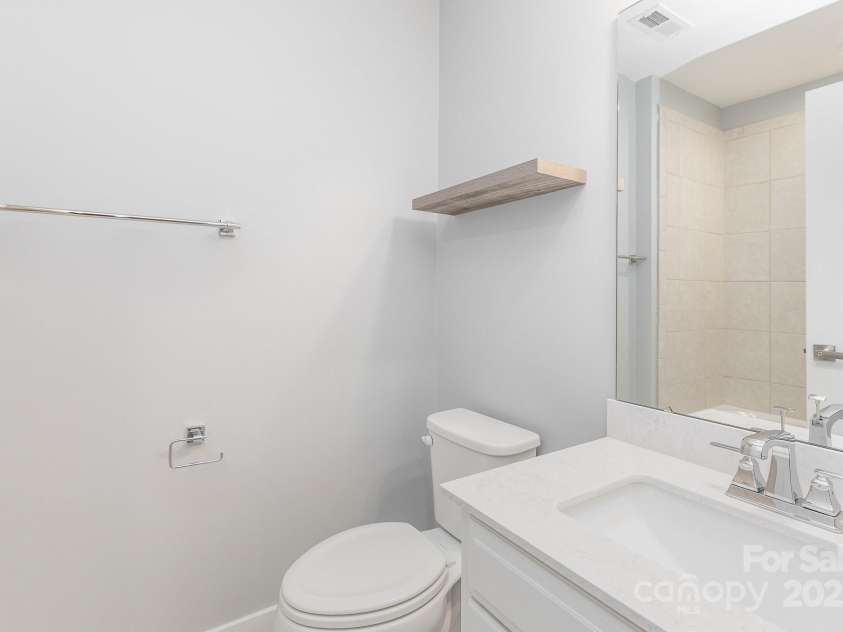 138 Lanyard Drive, Mooresville, NC 28117.  MLS# CAR4260575, YatesRealty ID 21810. 2nd Upper Bathroom with tub/shower combination