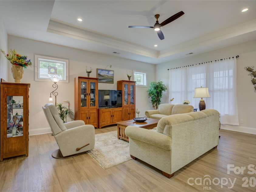 82228 Standing Oak Drive, Charlotte, NC 28278.  MLS# CAR4309778, YatesRealty ID 21810. 