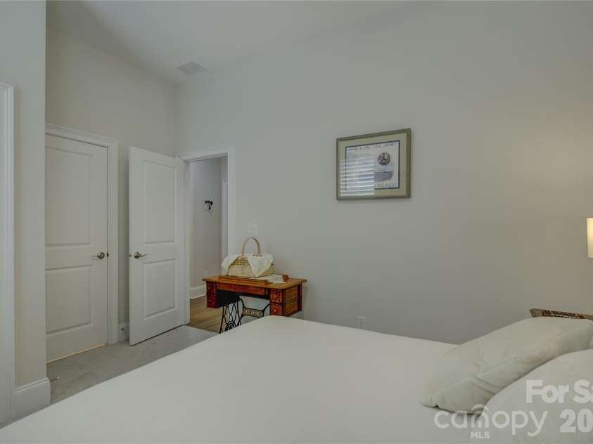 82228 Standing Oak Drive, Charlotte, NC 28278.  MLS# CAR4309778, YatesRealty ID 21810. 