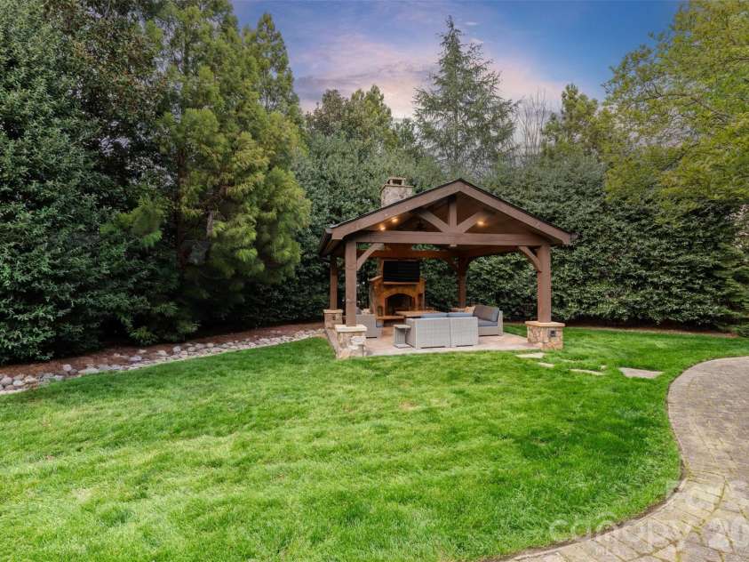 8304 Marcliffe Court, Waxhaw, NC 28173.  MLS# CAR4378365, YatesRealty ID 21811. Private backyard