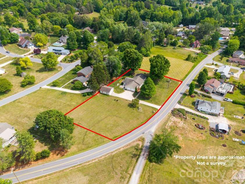 1137 Hibriten Drive, Lenoir, NC 28645.  MLS# CAR4379027, YatesRealty ID 21812. 