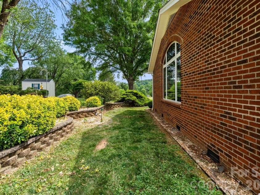 1137 Hibriten Drive, Lenoir, NC 28645.  MLS# CAR4379027, YatesRealty ID 21812. 