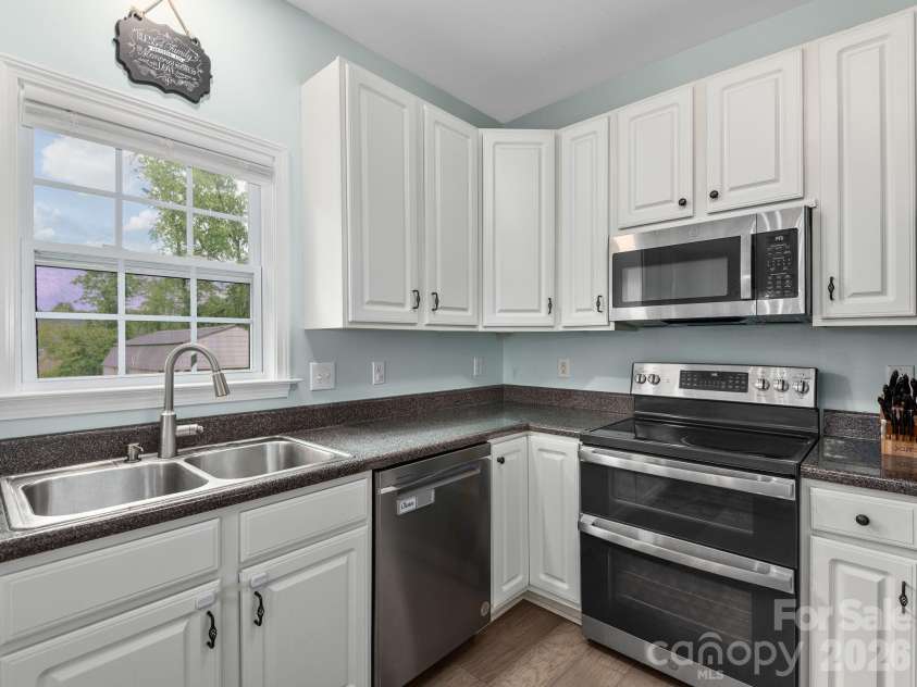 288 Walnut Crest Road, Fletcher, NC 28732.  MLS# CAR4377890, YatesRealty ID 21813. Stainless Appliances