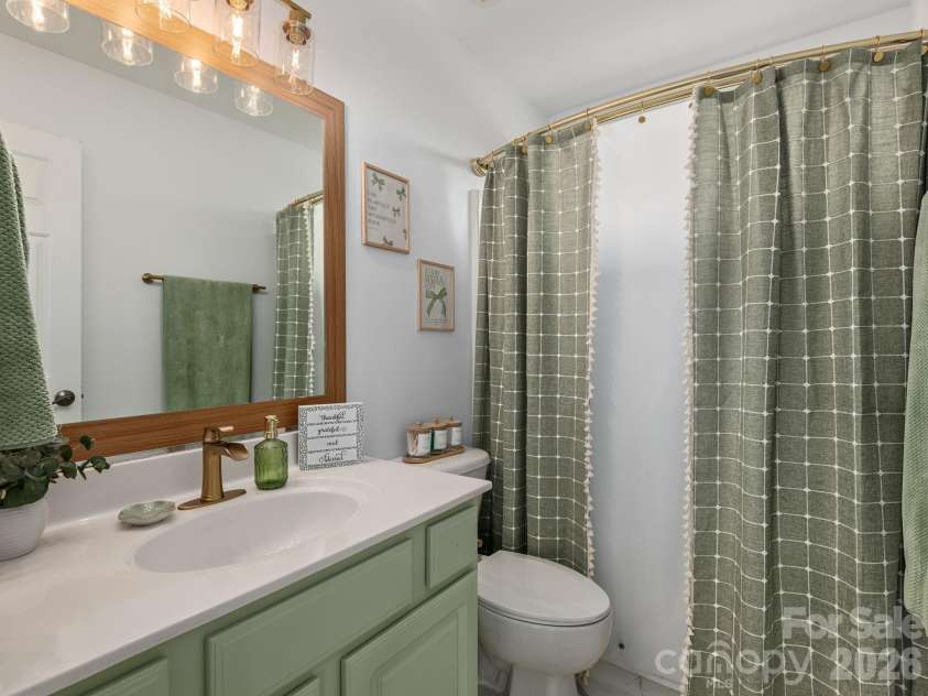 288 Walnut Crest Road, Fletcher, NC 28732.  MLS# CAR4377890, YatesRealty ID 21813. Upper Level Full Bath