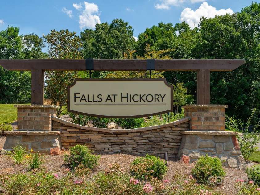 1322 37th Avenue Lane, Hickory, NC 28601.  MLS# CAR4268555, YatesRealty ID 21814. 