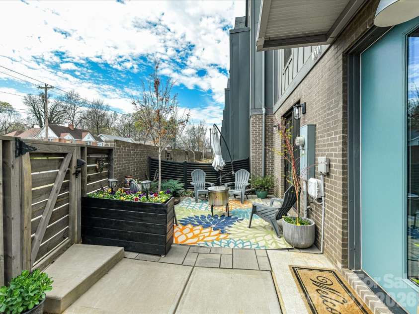 1613 Parkwood Avenue, Charlotte, NC 28205.  MLS# CAR4354872, YatesRealty ID 21819. 