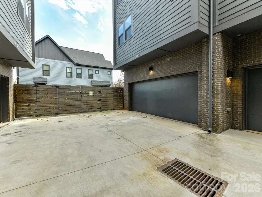 1613 Parkwood Avenue, Charlotte, NC 28205.  MLS# CAR4354872, YatesRealty ID 21819. 