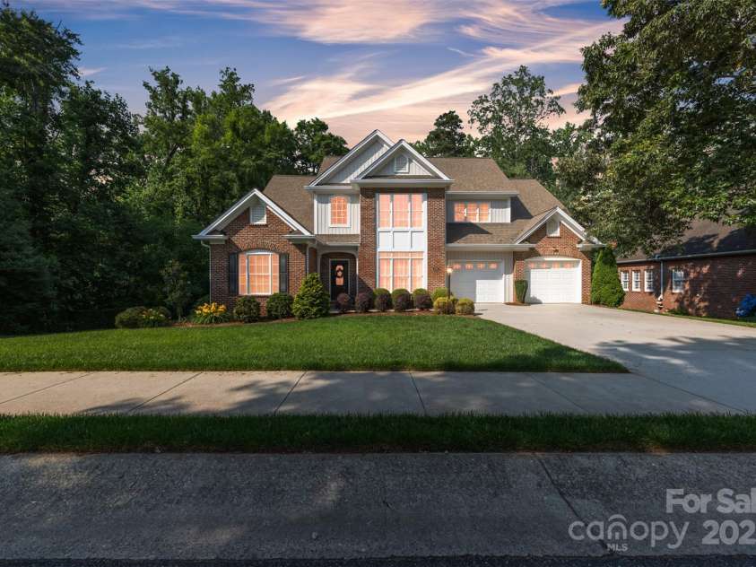 1747 30th Avenue Drive, Hickory, NC 28601.  MLS# CAR4265504, YatesRealty ID 21819. 