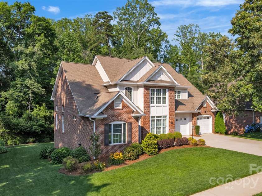 1747 30th Avenue Drive, Hickory, NC 28601.  MLS# CAR4265504, YatesRealty ID 21819. 