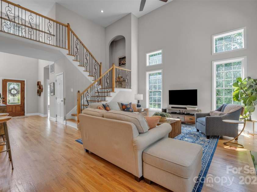 1747 30th Avenue Drive, Hickory, NC 28601.  MLS# CAR4265504, YatesRealty ID 21819. 