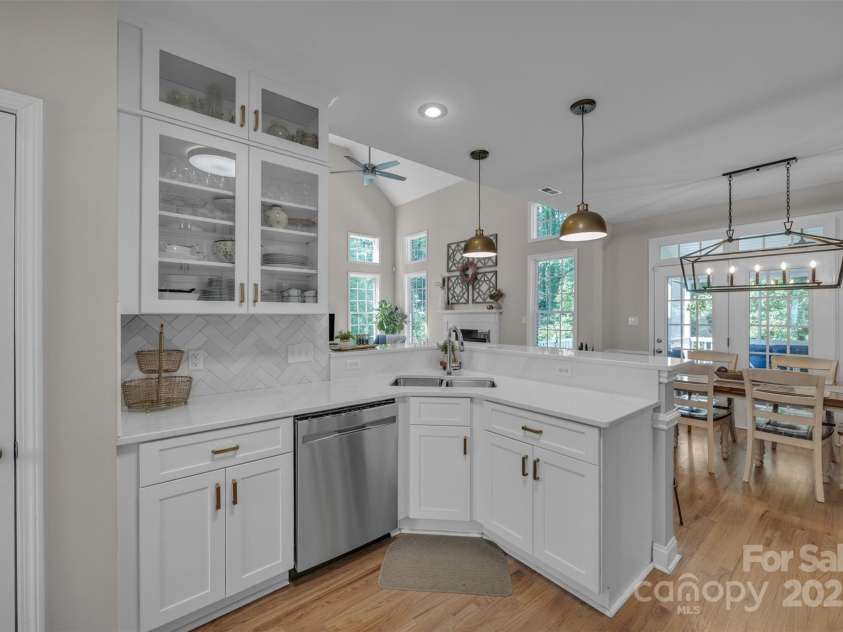 1747 30th Avenue Drive, Hickory, NC 28601.  MLS# CAR4265504, YatesRealty ID 21819. 